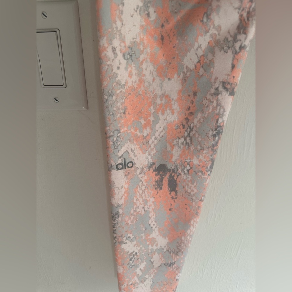 ALO Yoga Leggings - Picture 8 of 9